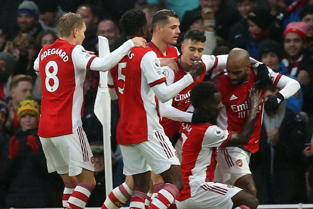 意大利赛车手罗西回忆马拉多纳：我曾单膝跪地亲吻他的左脚