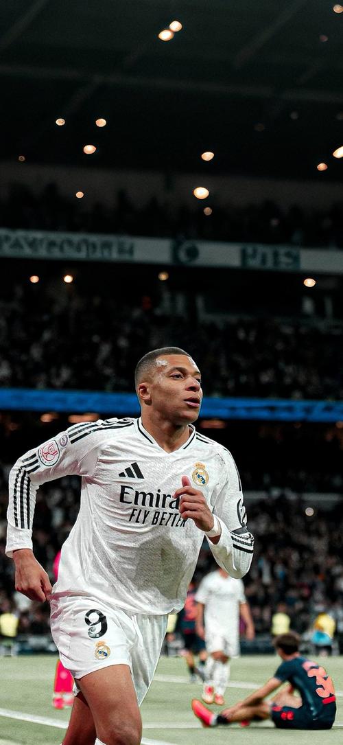 恩昆库转战意甲后表现低迷，转会费3700万欧元成“水漂”，难复巅峰状态。