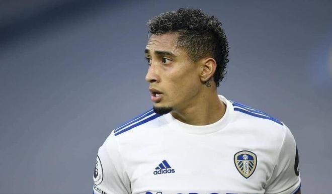 紧跟时事，韩国艺人在热刺vs纽卡看台模仿酷玩乐队观众出轨