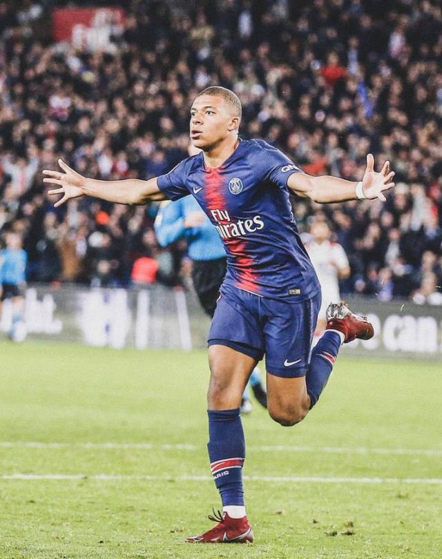 记者：16岁布基纳法索中场签约白堡，未来有望加盟切尔西