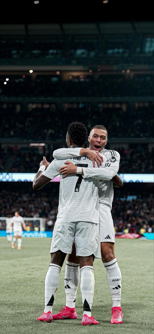 上演大四喜斩获金靴，法比奥当选中超官方第30轮最佳球员